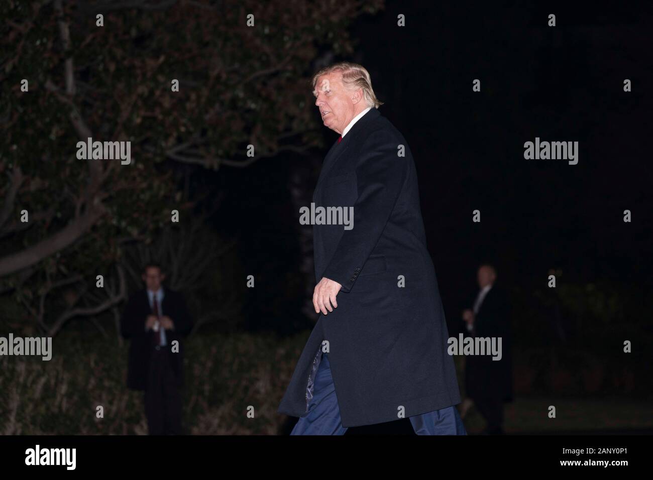 Präsidenten der Vereinigten Staaten Donald J. Trumpf Spaziergänge entlang der South Lawn von Marine One zum Weißen Haus in Washington, DC, USA, am 19. Januar 2020. Zuvor hatte der Präsident sprach bei der American Farm Bureau Federation Jahrestagung und Messe in Austin, Texas, und verbrachte das Wochenende im Mar-a-Lago in Palm Beach, Florida. Credit: Sarah Silbiger/Pool über CNP | Verwendung weltweit Stockfoto