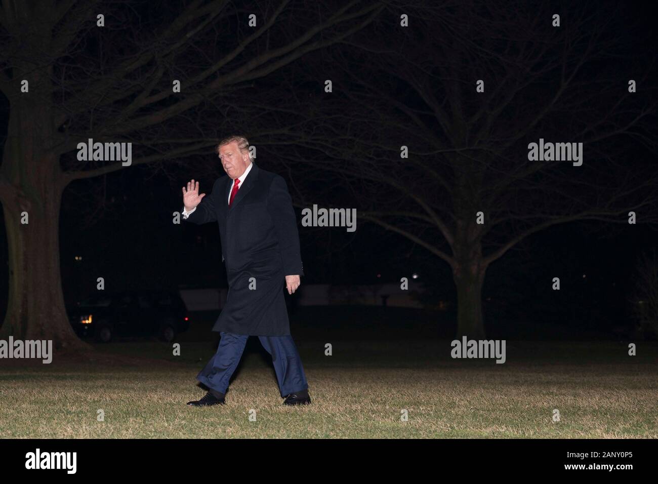 Präsidenten der Vereinigten Staaten Donald J. Trumpf Spaziergänge entlang der South Lawn von Marine One zum Weißen Haus in Washington, DC, USA, am 19. Januar 2020. Zuvor hatte der Präsident sprach bei der American Farm Bureau Federation Jahrestagung und Messe in Austin, Texas, und verbrachte das Wochenende im Mar-a-Lago in Palm Beach, Florida. Credit: Sarah Silbiger/Pool über CNP | Verwendung weltweit Stockfoto