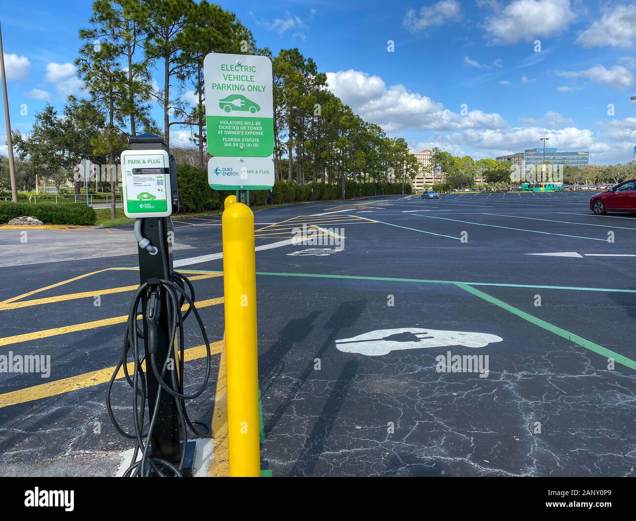 Orlando, FL/USA -1/17/20: Eine kostenlose, öffentliche Ladestation in Seaworld Orlando von Duke Energy. Stockfoto