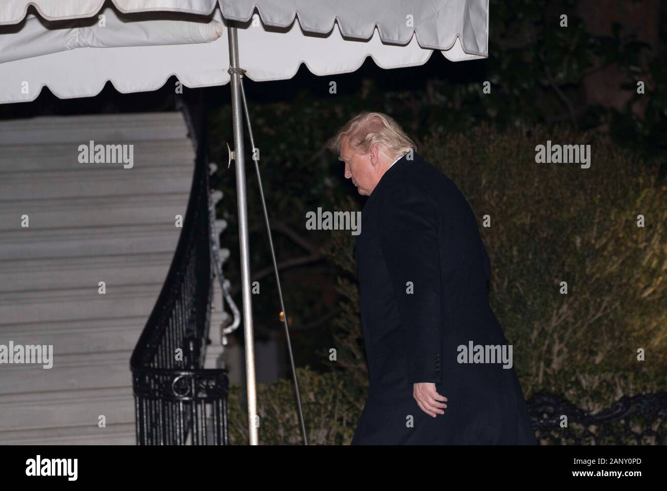 Präsidenten der Vereinigten Staaten Donald J. Trumpf Spaziergänge entlang der South Lawn von Marine One zum Weißen Haus in Washington, DC, USA, am 19. Januar 2020. Zuvor hatte der Präsident sprach bei der American Farm Bureau Federation Jahrestagung und Messe in Austin, Texas, und verbrachte das Wochenende im Mar-a-Lago in Palm Beach, Florida. Credit: Sarah Silbiger/Pool über CNP | Verwendung weltweit Stockfoto