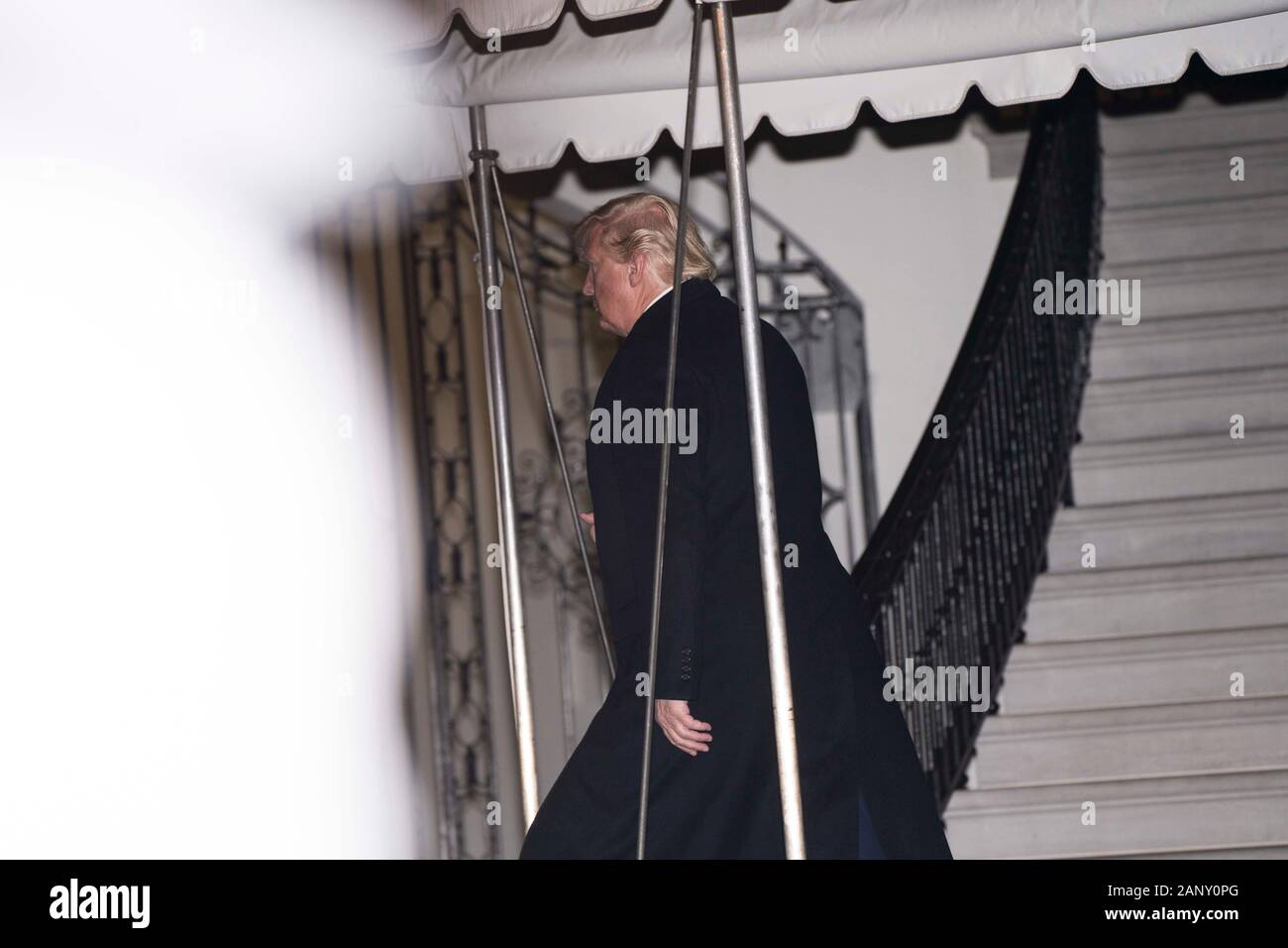Präsidenten der Vereinigten Staaten Donald J. Trumpf Spaziergänge entlang der South Lawn von Marine One zum Weißen Haus in Washington, DC, USA, am 19. Januar 2020. Zuvor hatte der Präsident sprach bei der American Farm Bureau Federation Jahrestagung und Messe in Austin, Texas, und verbrachte das Wochenende im Mar-a-Lago in Palm Beach, Florida. Credit: Sarah Silbiger/Pool über CNP | Verwendung weltweit Stockfoto