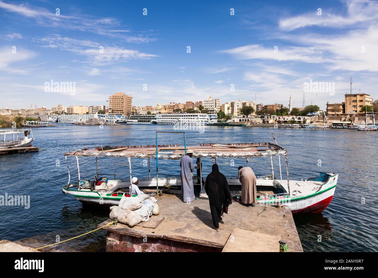 Lokaler kleiner Pier am Nilfluss und lokales Boot, Assuan, Ägypten, Nordafrika, Afrika Stockfoto