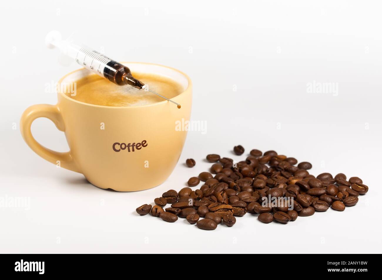Tasse Kaffee, Kaffeebohnen und Spritze. Konzept der Kaffeesucht. Stockfoto