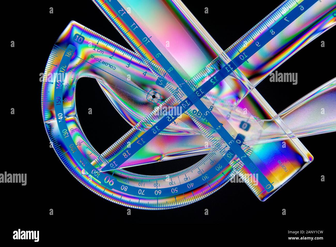 Messgeräte, Lineal, Winkelmesser, Dreieck, aus transparentem Kunststoff, in polarisiertem Licht fotografiert. Stockfoto
