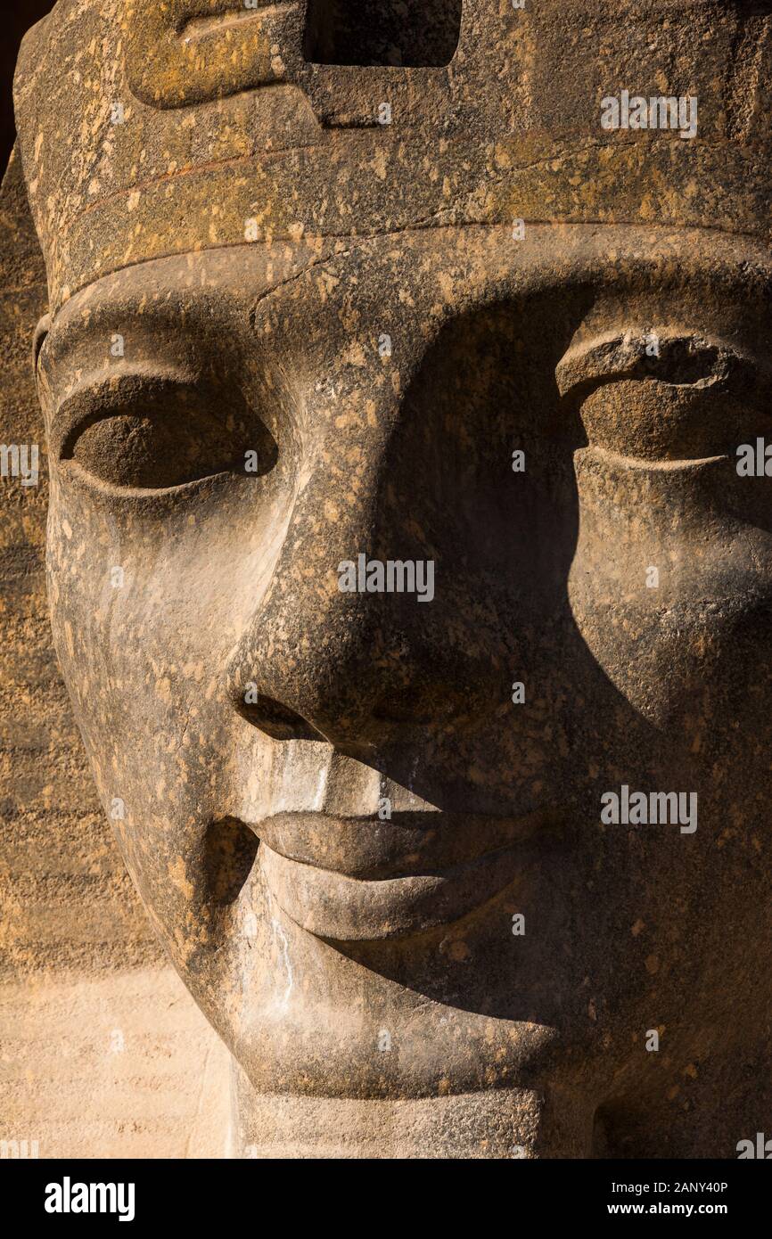 Riesige Kopfstatue am Ersten Phylon des Luxor-Tempels, Luxor, Ägypten, Nordafrika, Afrika Stockfoto