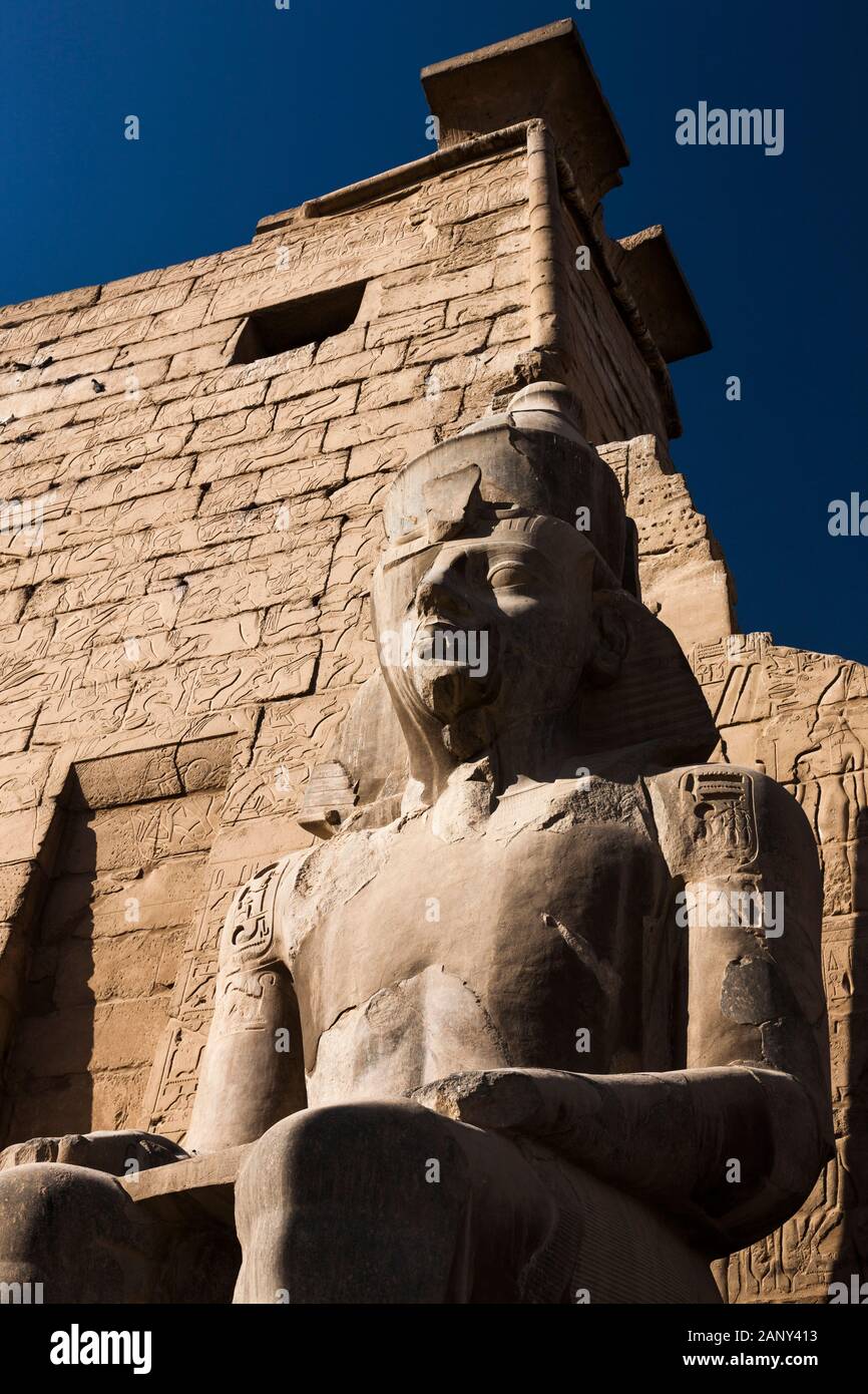 Riesige Statue am Ersten Phylon des Luxor-Tempels, Luxor, Ägypten, Nordafrika, Afrika Stockfoto