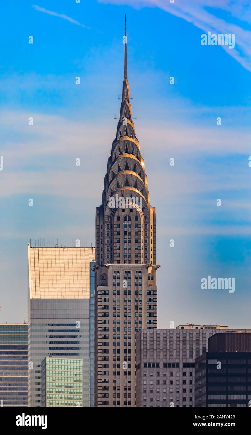 New York, USA - August 1, 2019: Luftaufnahme des Chrysler Building skyscraper im berühmten Skyline in Midtown Manhattan vor blauem Himmel Stockfoto