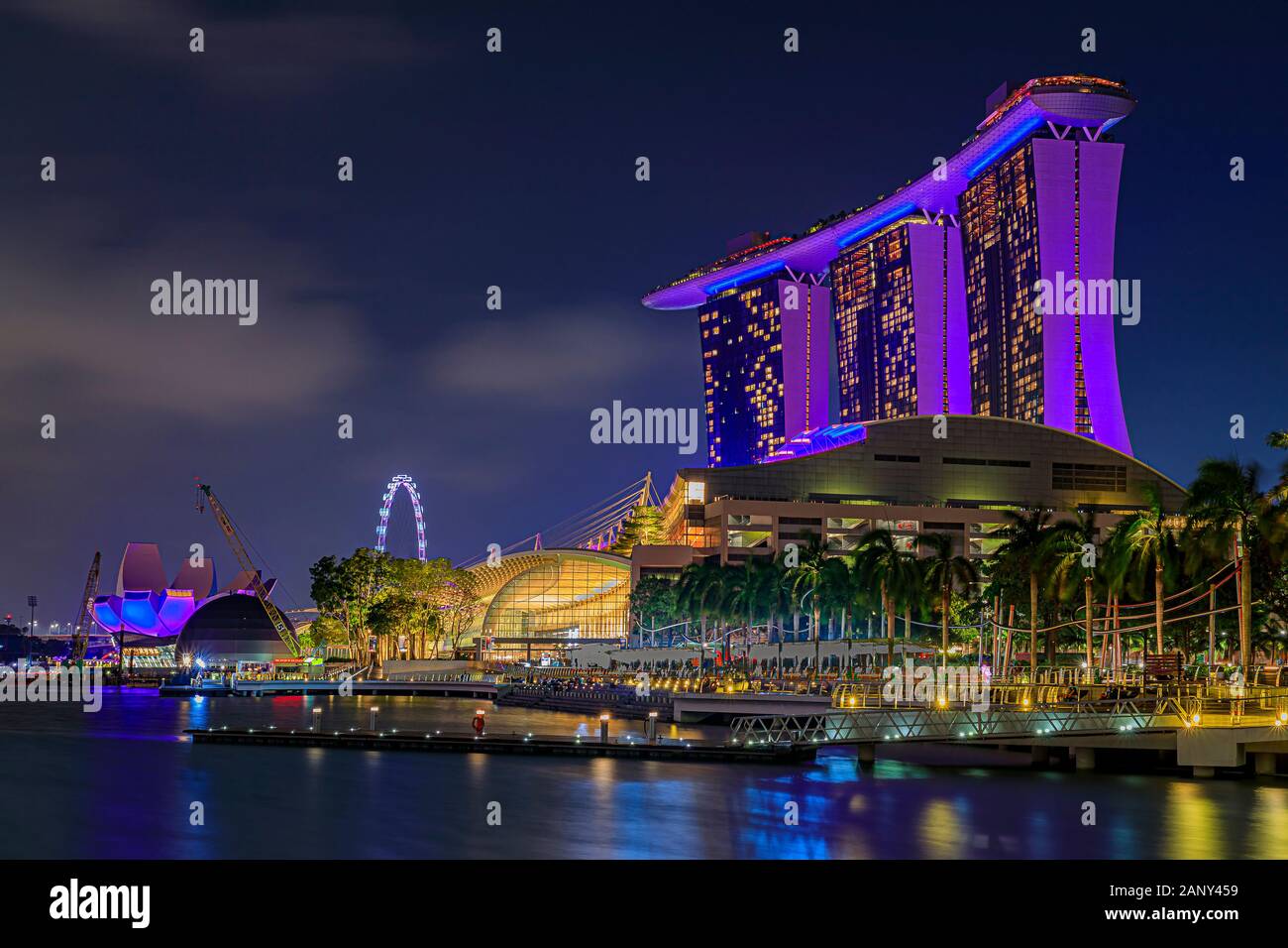 Singapur - September 06, 2019: Blick auf das beleuchtete berühmten Luxus Hotel, Einkaufszentrum und Casino Marina Bay Sands nach Sonnenuntergang Stockfoto