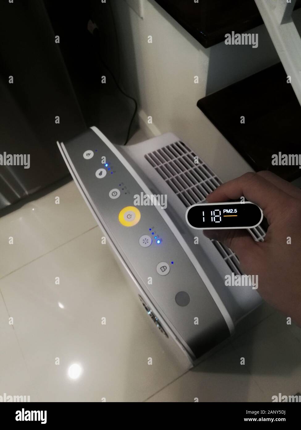 Sehr schlechte Luftqualität. gefährliche Raumklima Luftreiniger konnte nicht sauber PM Staub schnell genug. Kleine Partikel pm2,5 viel höhere abov Stockfoto