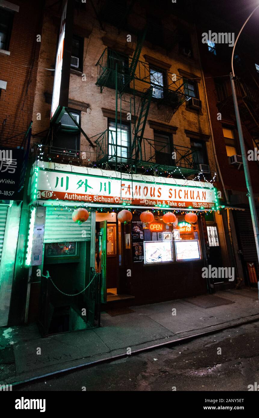 Berühmtes chinesisches Restaurantgebäude in Sichuan in Chinatown in Manhattan, New York, New York, New York, in der Nacht Stockfoto