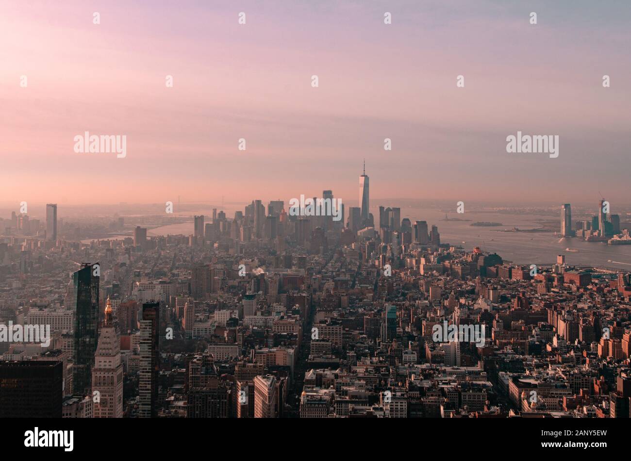 Rosafarbener und violetter Sonnenaufgang der Skyline von Manhattan New York City, aufgenommen von der Aussichtsplattform des Empire State Building Stockfoto