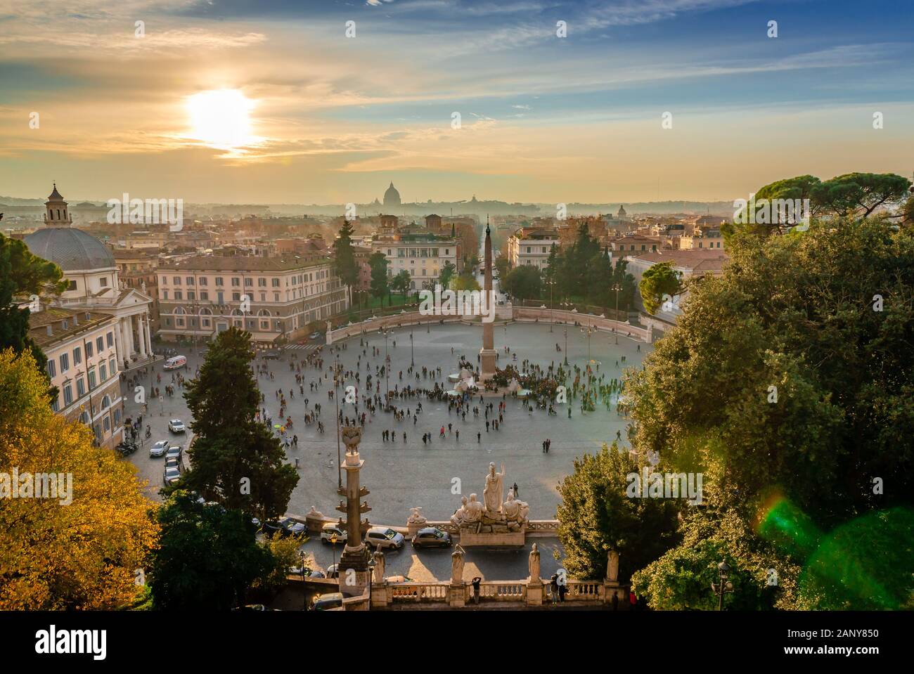 Blick auf die Piazza del Popolo in Rom, am Abend, mit dem Vatikandom im Hintergrund. Foto von Terrazza del Pincio Stockfoto