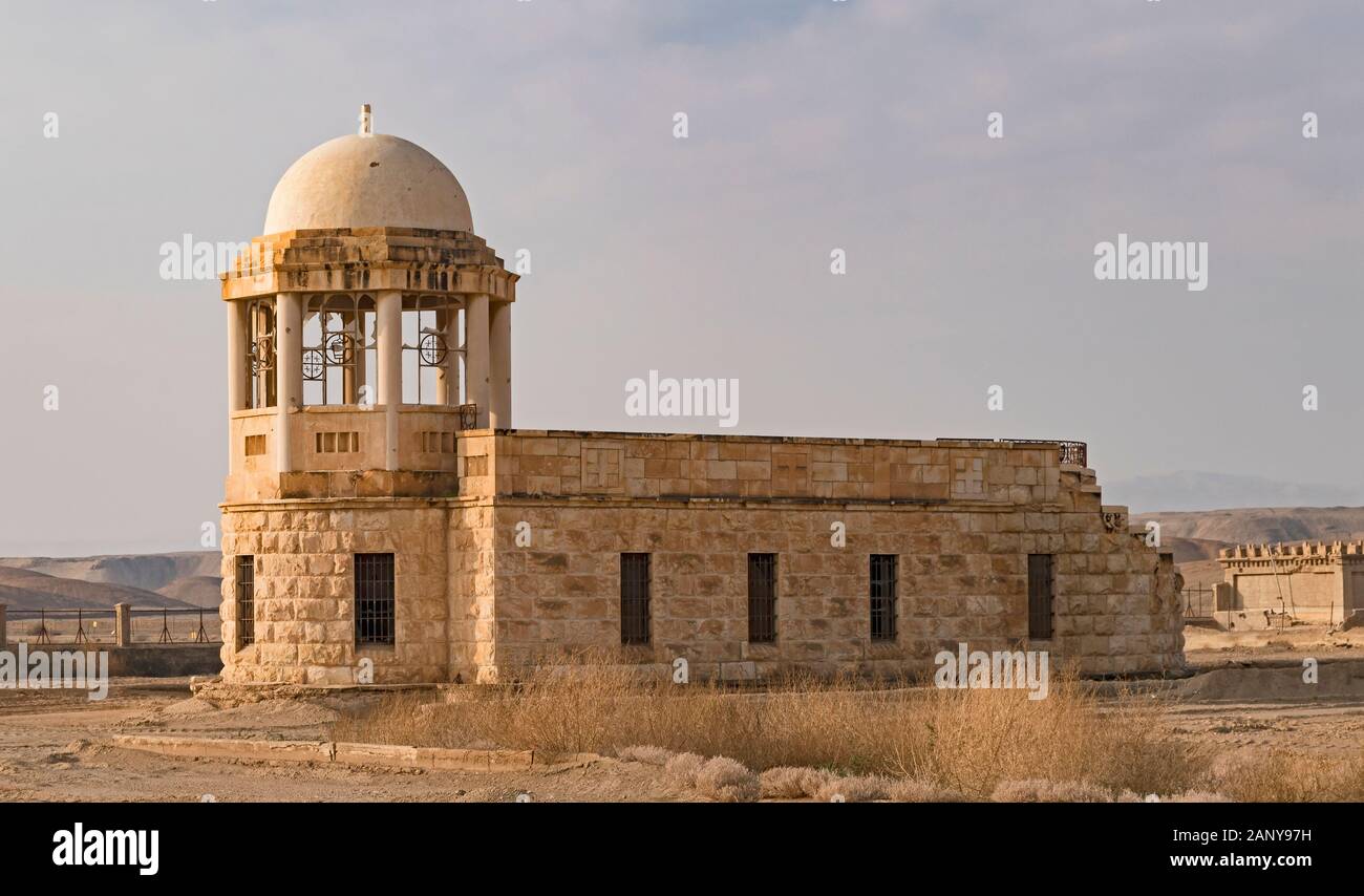 Ein altes Franziskaner katholische Kapelle in der Nähe der Taufstelle am Jordan mit einem byzantinischen Kloster im Hintergrund wiederhergestellt Stockfoto