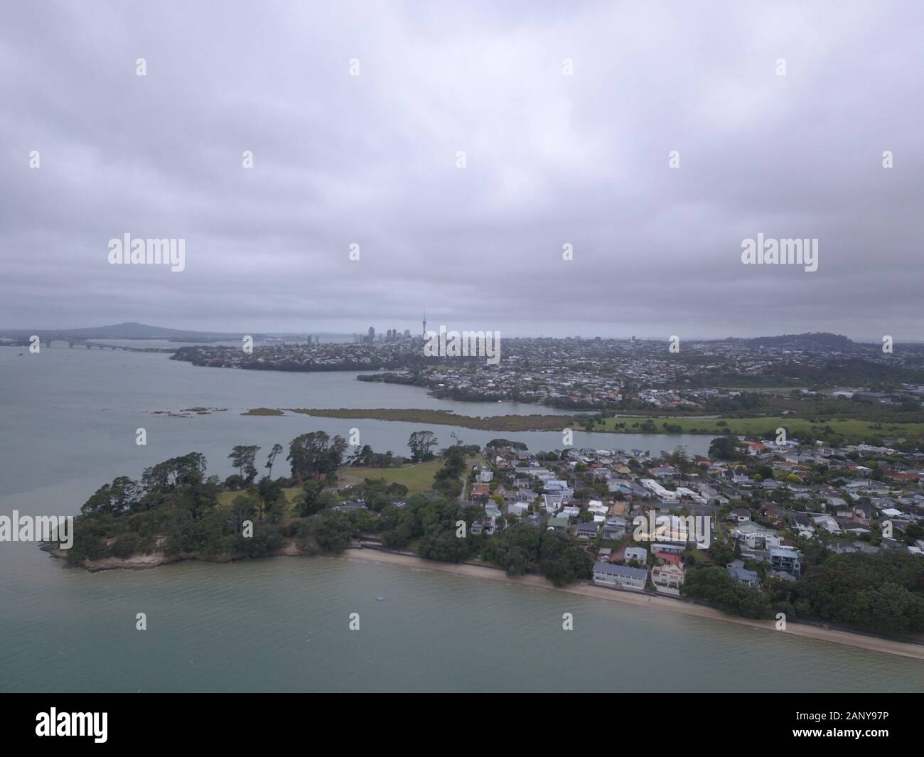 Waiheke Island, Auckland/Neuseeland - 31. Dezember 2019: Die paradiesische Insel Waiheke von Neuseeland mit ihren atemberaubenden Stränden, Küsten, Hügel ter Stockfoto