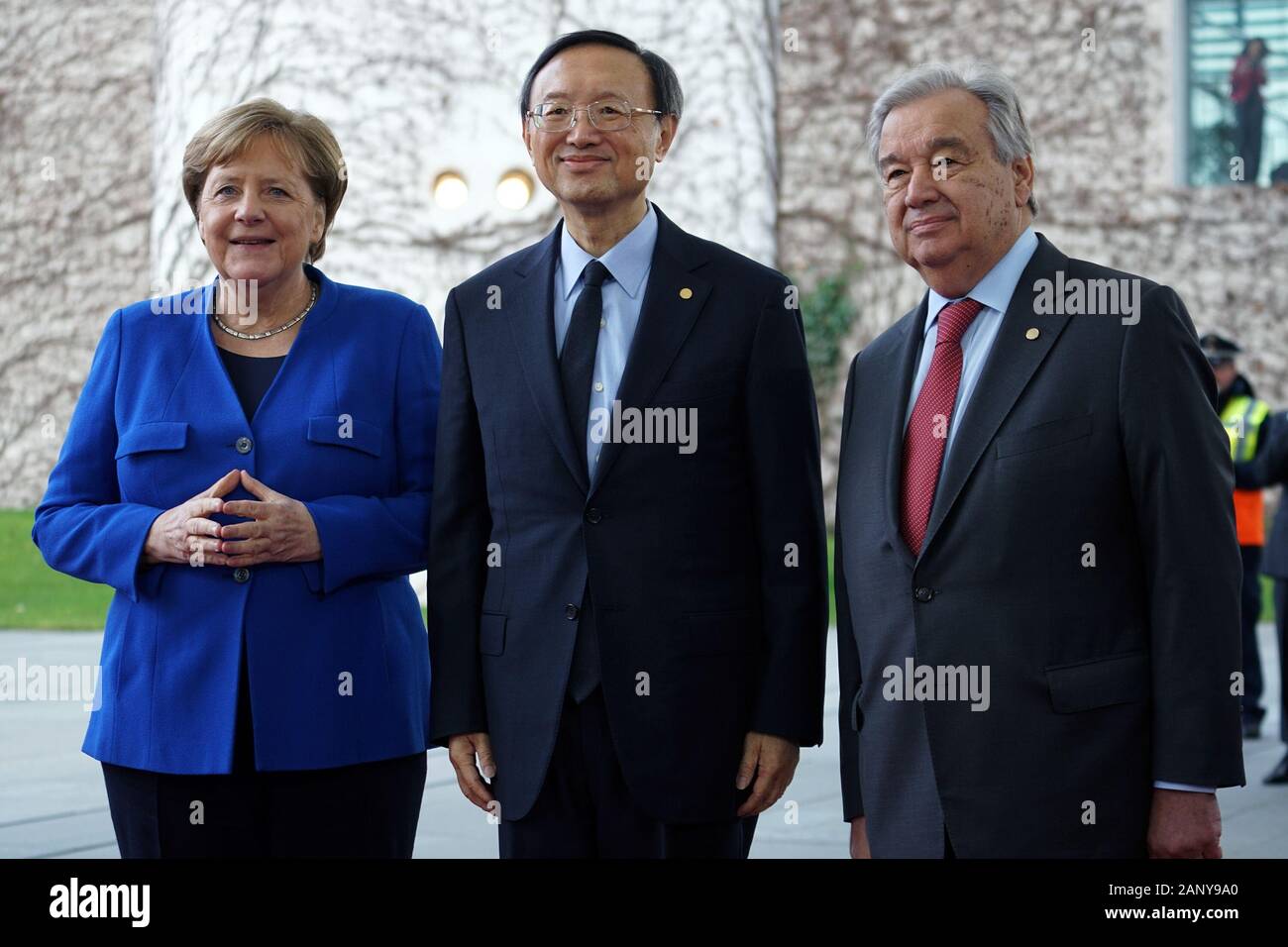 Berlin, Deutschland. 19 Jan, 2020. Die deutsche Bundeskanzlerin Angela Merkel (L) und der Generalsekretär der Vereinten Nationen, Antonio Guterres (R) Willkommen der chinesische Präsident Xi Jinping des Sonderbeauftragten Yang Jiechi (C), ein Mitglied des Politbüros der Kommunistischen Partei Chinas (CPC) Zentralausschuss und Leiter der Kommission für Auswärtige Angelegenheiten des CPC-Zentralkomitee, in Berlin, Deutschland, 19.01.2020. Yang nahmen an der Berliner Konferenz auf Libyen Sonntag. Credit: Wang Qing/Xinhua/Alamy leben Nachrichten Stockfoto