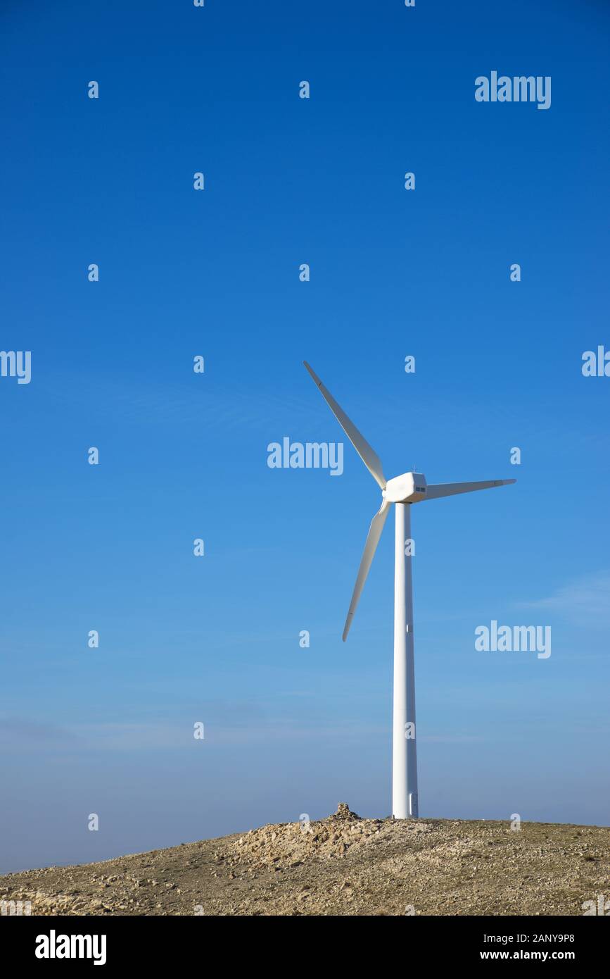 Windmühle für Stromerzeugung, Provinz Zaragoza, Aragon in Spanien. Stockfoto