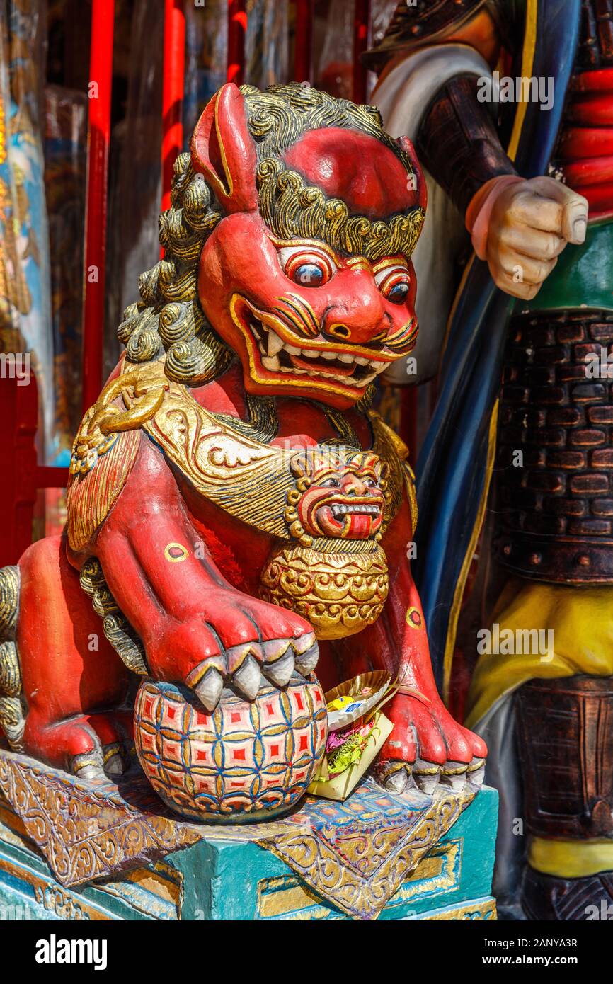 Dragon (shishi) Statuen an Vihara Dharmayana - Chinesische buddhistische Tempel (Kongco Kuta oder Kongco Leng Gwan Kuta) in Kuta, Bali, Indonesien. Bild vertikal Stockfoto