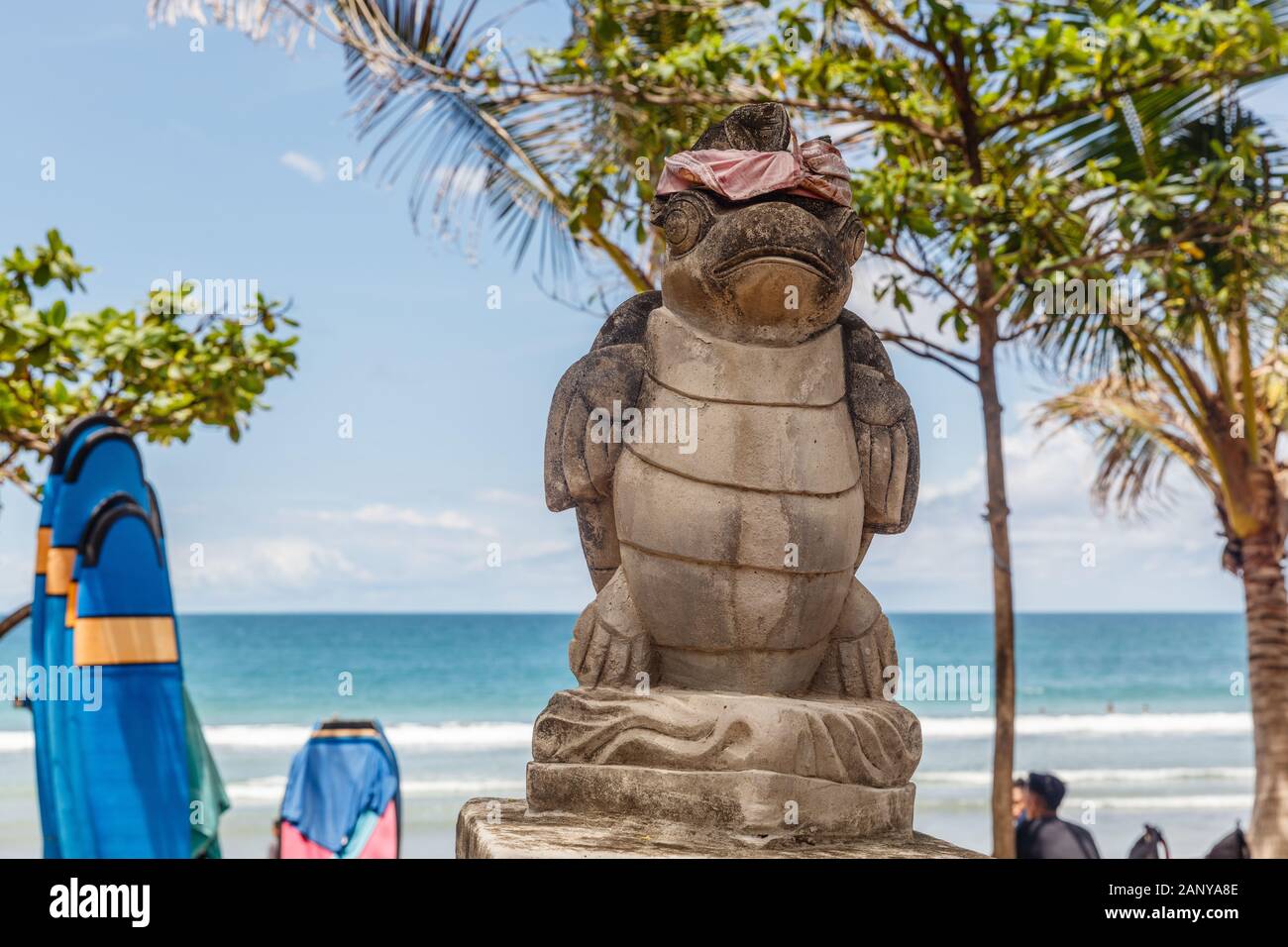 Turtle Statue in Balinesischen udeng bei Kuta Beach (Pantai Kuta, Bali, Indonesien. Stockfoto