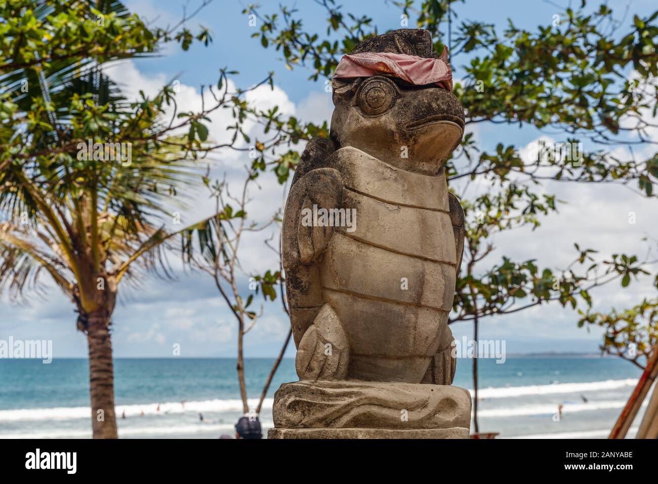 Turtle Statue in Balinesischen udeng bei Kuta Beach (Pantai Kuta, Bali, Indonesien. Stockfoto
