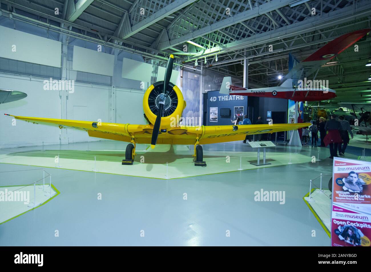 London. Engand. 2017. Royal Air Force Museum gelb gefärbte Kämpfer auf Flugzeugträgern verwendet Stockfoto