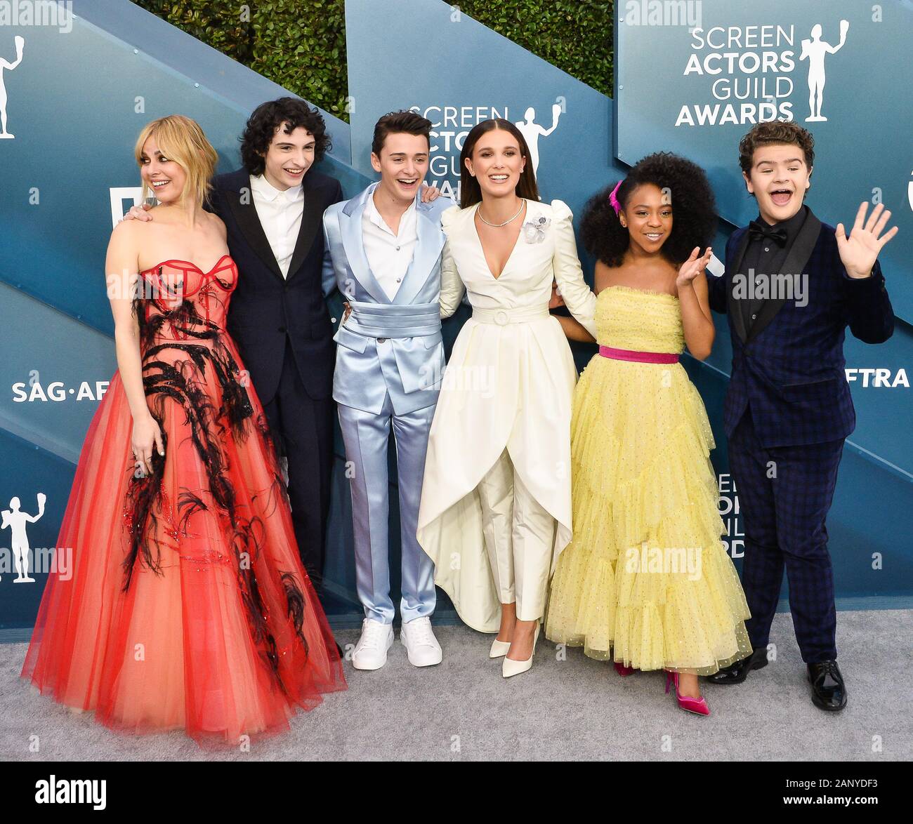 Los Angeles, USA. 19 Jan, 2020. (L - R) Cara Buono, Finn Wolfhard, Noah Schnapp, Millie Bobby Brown, Priah Ferguson und Gaten Matarazzo kommen für die 26. jährlichen SAG Awards im Shrine Auditorium in Los Angeles am Sonntag, 19. Januar 2020 statt. Die Screen Actors Guild Awards werden live auf TNT und TBS ausgestrahlt werden. Foto von Jim Ruymen/UPI Quelle: UPI/Alamy leben Nachrichten Stockfoto