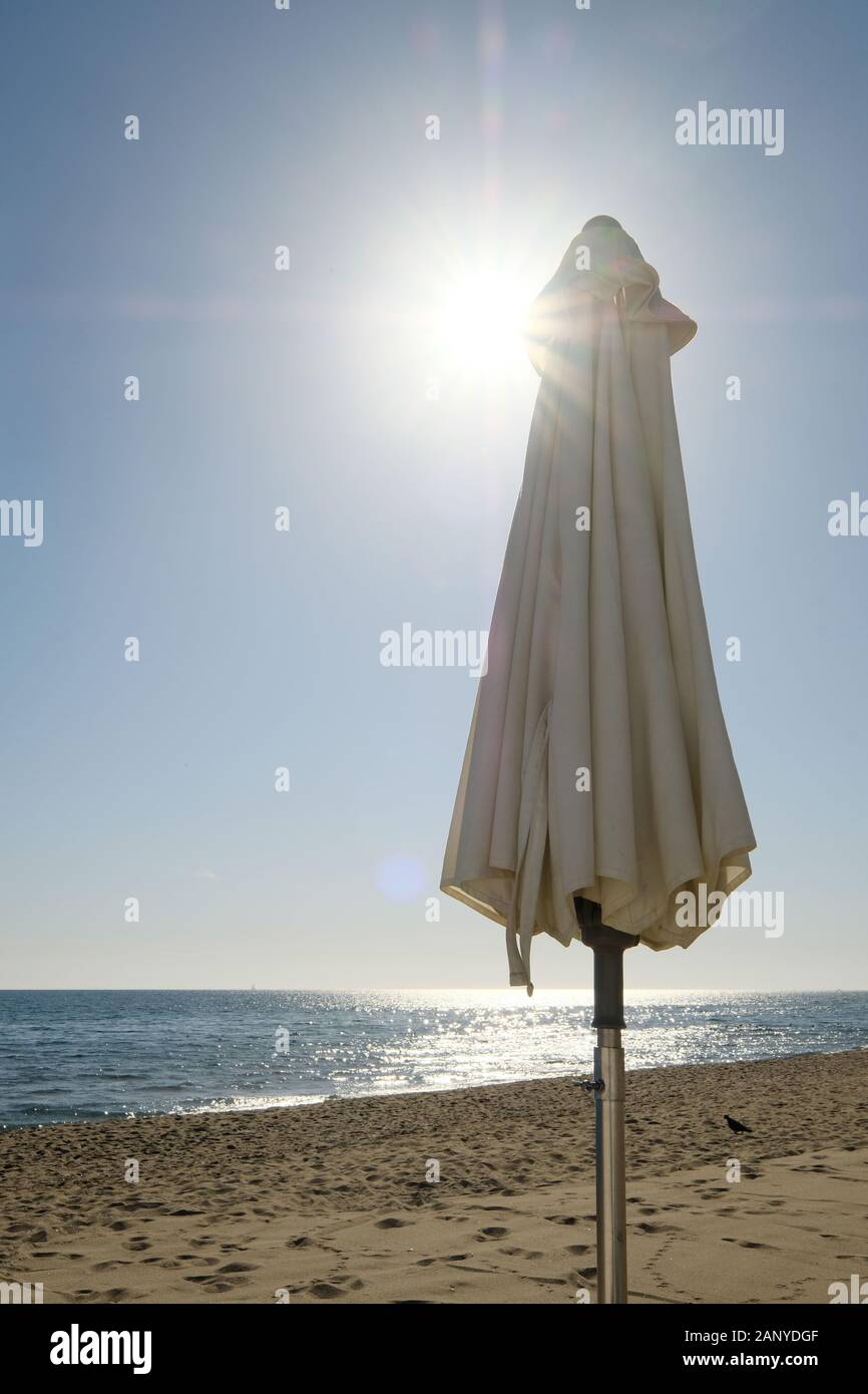 Weißer Sonnenschirm gegen Sonne und blauer Himmel am strand von carihuela in Torremolinos Spanien Stockfoto