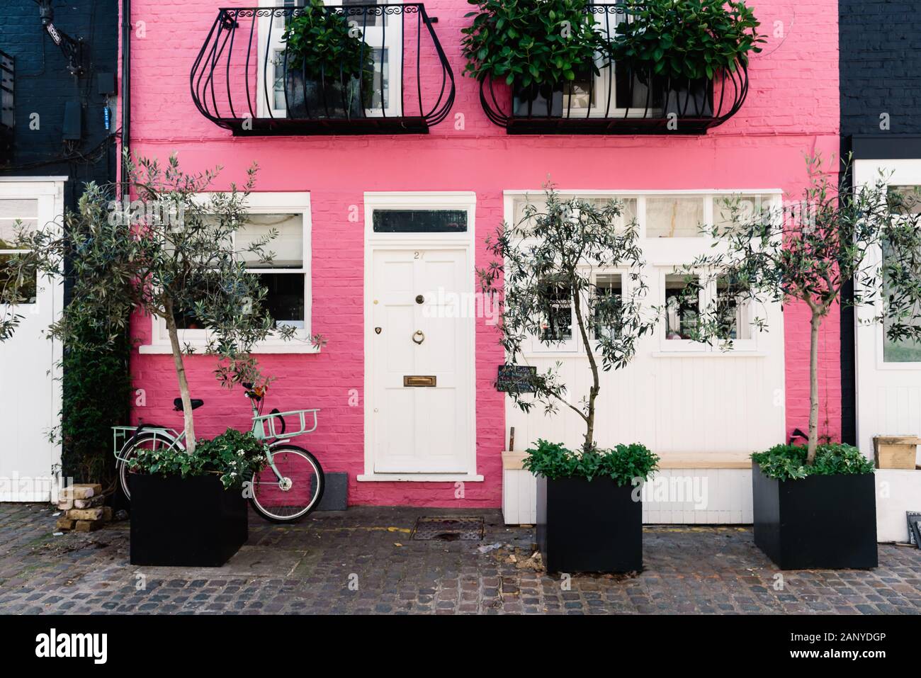 London, UK, 15. Mai 2019: rosa Farbe lackiert Haus in St. Lukes Mews Gasse in der Nähe der Portobello Road in Notting Hill Stockfoto