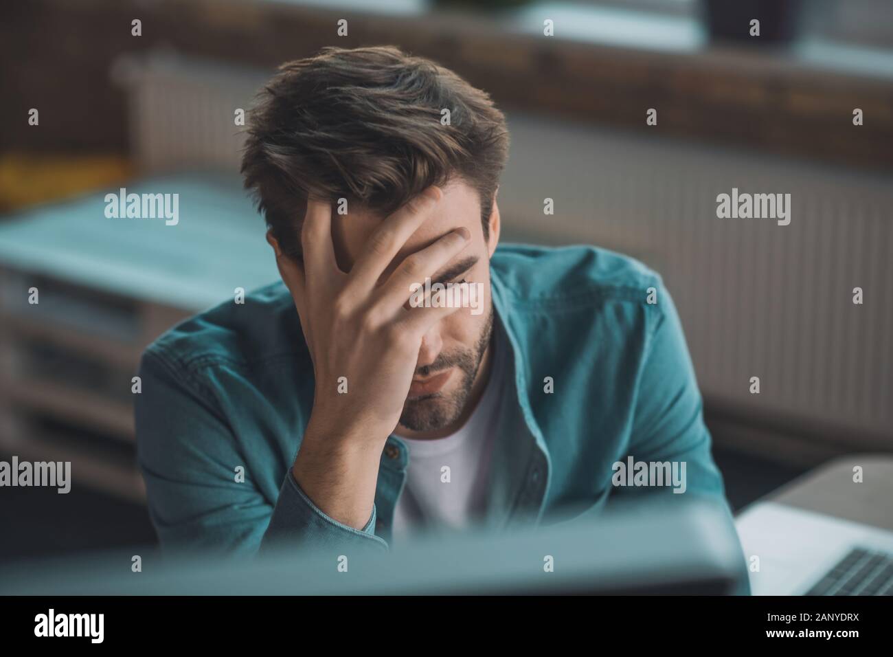 Porträt einer müde traurige junge Mann Stockfoto