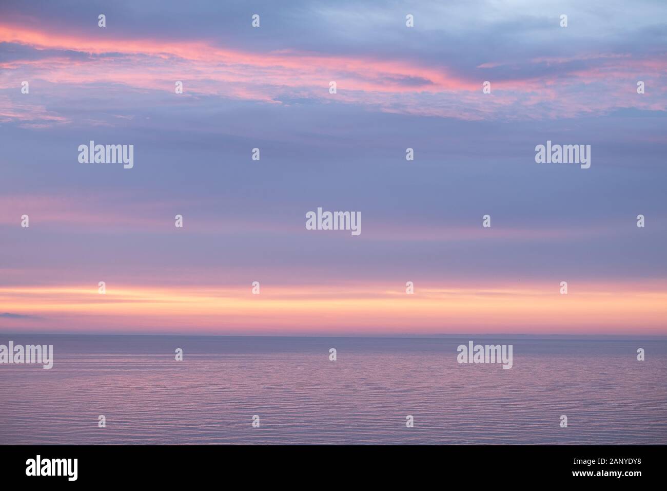 Blick auf den wunderschönen Sonnenaufgang über dem ruhigen Meer in Spanien Stockfoto