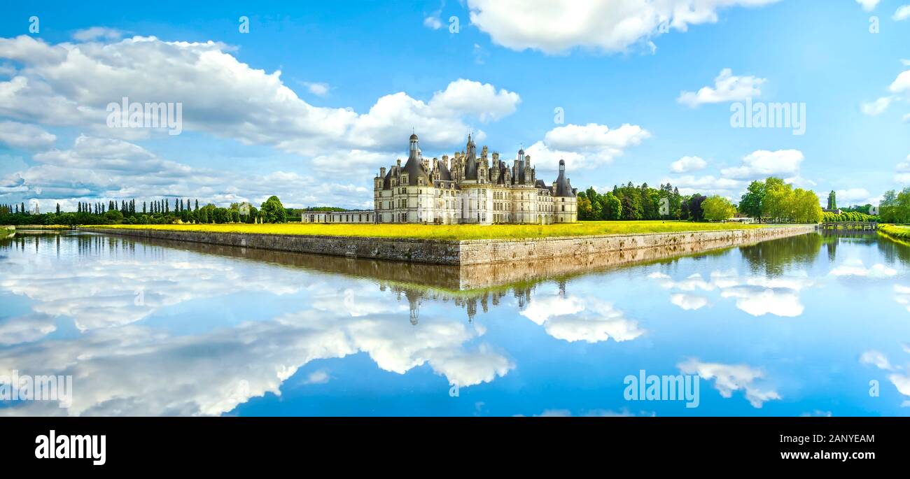 Chateau de Chambord, mittelalterliche französische Königsschloss und Reflexion. Loire-Tal, Frankreich, Europa. UNESCO-Weltkulturerbe. Stockfoto