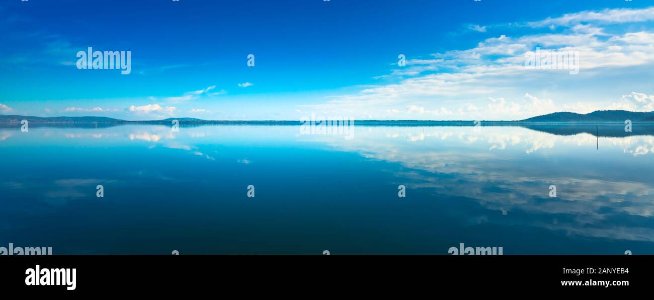 Sunset blue Panorama-Landschaft. Lagune von Orbetello mit Reflexion, Argentario, Toskana, Italien. Stockfoto