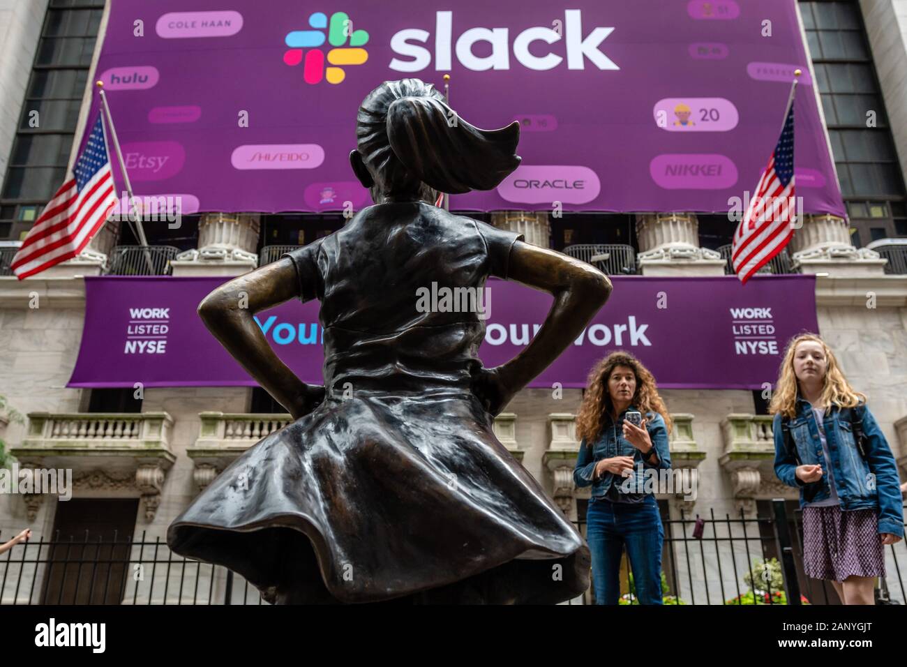 New York, USA - Juni 21, 2019: Bronze Statue "Offenes Mädchen" von Bildhauer Kristen Visbal an der New York Stock Exchange Gebäude suchen. Anzeigen fr Stockfoto