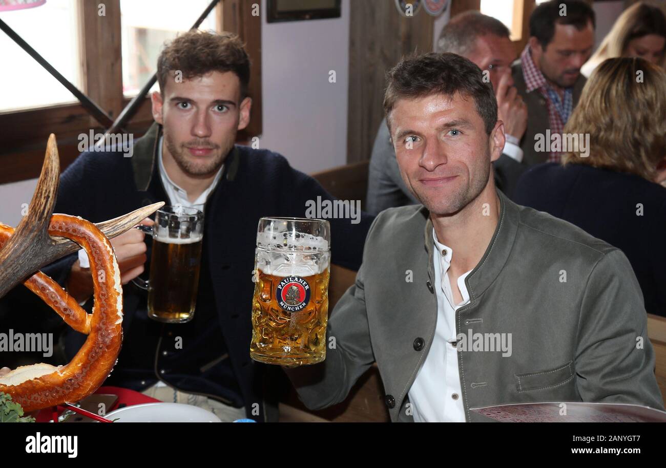 V. Re: Thomas Mueller (MULLER, FC Bayern München), Leon Goretzka (FC Bayern München). Fußball FC Bayern München, traditionelle Oktoberfest Besuch der Kaefer Schenke, am 6. Oktober 2019 in München/Deutschland. | Verwendung weltweit Stockfoto