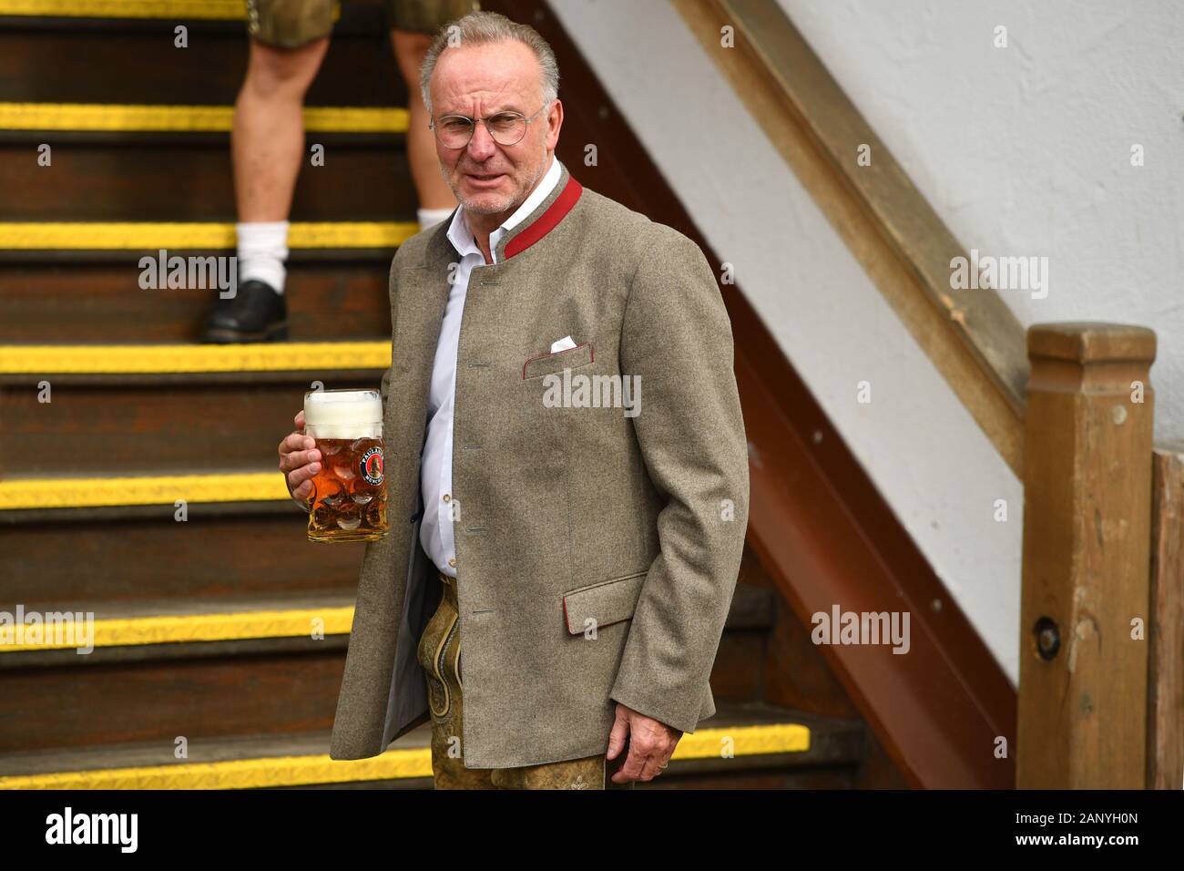 Karl Heinz Rummenigge, (Vorsitzender der Geschäftsführung) mit Masse Bier in bayerischer Tracht Lederhosen, Einzelbild, einziges Motiv ausschneiden, halb Bild, halb Abbildung. Fußball FC Bayern München, traditionelle Oktoberfest Besuch der Kaefer Schenke, am 6. Oktober 2019 in München/Deutschland. | Verwendung weltweit Stockfoto