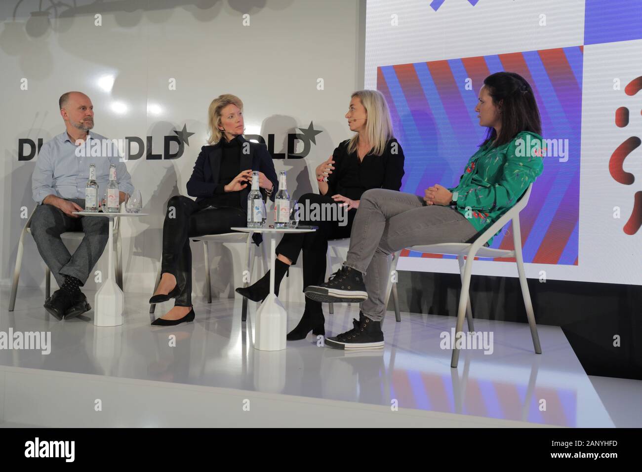 München, Bayern. 19 Jan, 2020. (L - r) Albert Wenger (Managing Partner der Union Square Ventures), Jeannette zu Fürstenberg (Mitbegründer, General Partner La Famiglia), Irina Atomico Haivas (Partner) und Carolina Brochado (Investor Softbank Vision Fonds), die während einer Verkleidung an der DLD-Konferenz in München 2020, große Innovation in Europa Konferenz, Alte Kongresshalle, München, Januar 18-20, 2020 Bild Allianz für DLD/Hubert Burda Media | Verwendung der weltweiten Kredit besprechen: dpa/Alamy leben Nachrichten Stockfoto