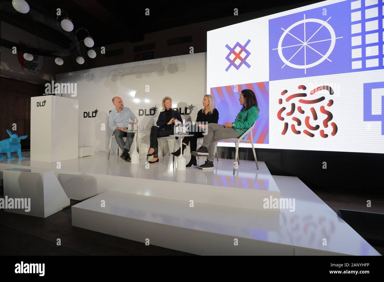 München, Bayern. 19 Jan, 2020. (L - r) Albert Wenger (Managing Partner der Union Square Ventures), Jeannette zu Fürstenberg (Mitbegründer, General Partner La Famiglia), Irina Atomico Haivas (Partner) und Carolina Brochado (Investor Softbank Vision Fonds), die während einer Verkleidung an der DLD-Konferenz in München 2020, große Innovation in Europa Konferenz, Alte Kongresshalle, München, Januar 18-20, 2020 Bild Allianz für DLD/Hubert Burda Media | Verwendung der weltweiten Kredit besprechen: dpa/Alamy leben Nachrichten Stockfoto