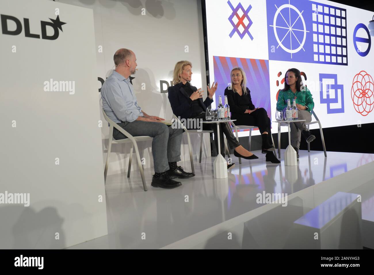 München, Bayern. 19 Jan, 2020. (L - r) Albert Wenger (Managing Partner der Union Square Ventures), Jeannette zu Fürstenberg (Mitbegründer, General Partner La Famiglia), Irina Atomico Haivas (Partner) und Carolina Brochado (Investor Softbank Vision Fonds), die während einer Verkleidung an der DLD-Konferenz in München 2020, große Innovation in Europa Konferenz, Alte Kongresshalle, München, Januar 18-20, 2020 Bild Allianz für DLD/Hubert Burda Media | Verwendung der weltweiten Kredit besprechen: dpa/Alamy leben Nachrichten Stockfoto