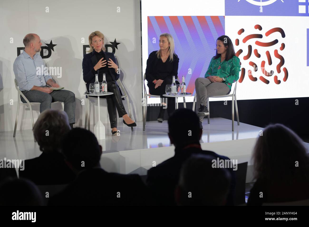München, Bayern. 19 Jan, 2020. (L - r) Albert Wenger (Managing Partner der Union Square Ventures), Jeannette zu Fürstenberg (Mitbegründer, General Partner La Famiglia), Irina Atomico Haivas (Partner) und Carolina Brochado (Investor Softbank Vision Fonds), die während einer Verkleidung an der DLD-Konferenz in München 2020, große Innovation in Europa Konferenz, Alte Kongresshalle, München, Januar 18-20, 2020 Bild Allianz für DLD/Hubert Burda Media | Verwendung der weltweiten Kredit besprechen: dpa/Alamy leben Nachrichten Stockfoto