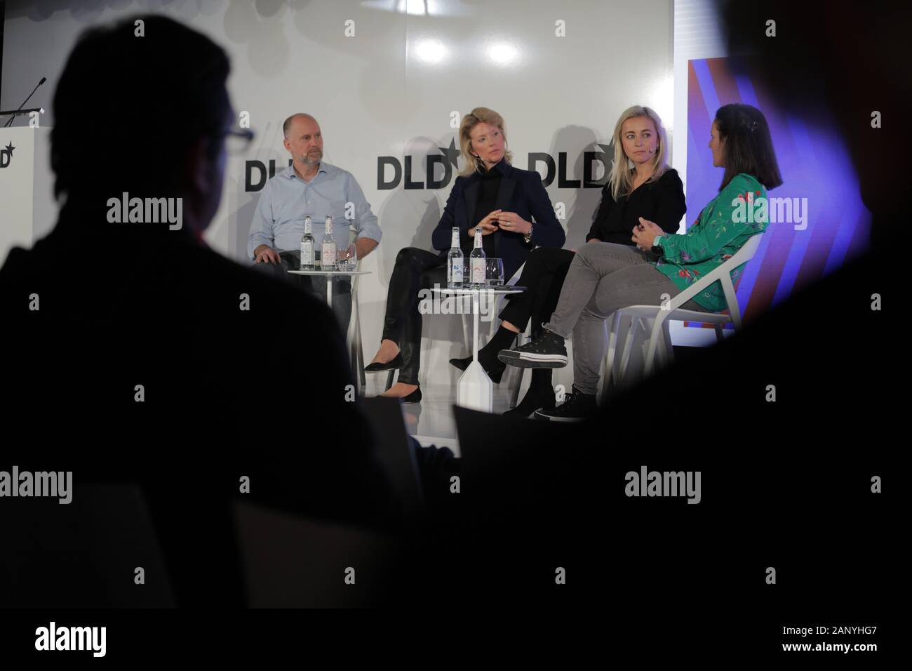 München, Bayern. 19 Jan, 2020. (L - r) Albert Wenger (Managing Partner der Union Square Ventures), Jeannette zu Fürstenberg (Mitbegründer, General Partner La Famiglia), Irina Atomico Haivas (Partner) und Carolina Brochado (Investor Softbank Vision Fonds), die während einer Verkleidung an der DLD-Konferenz in München 2020, große Innovation in Europa Konferenz, Alte Kongresshalle, München, Januar 18-20, 2020 Bild Allianz für DLD/Hubert Burda Media | Verwendung der weltweiten Kredit besprechen: dpa/Alamy leben Nachrichten Stockfoto