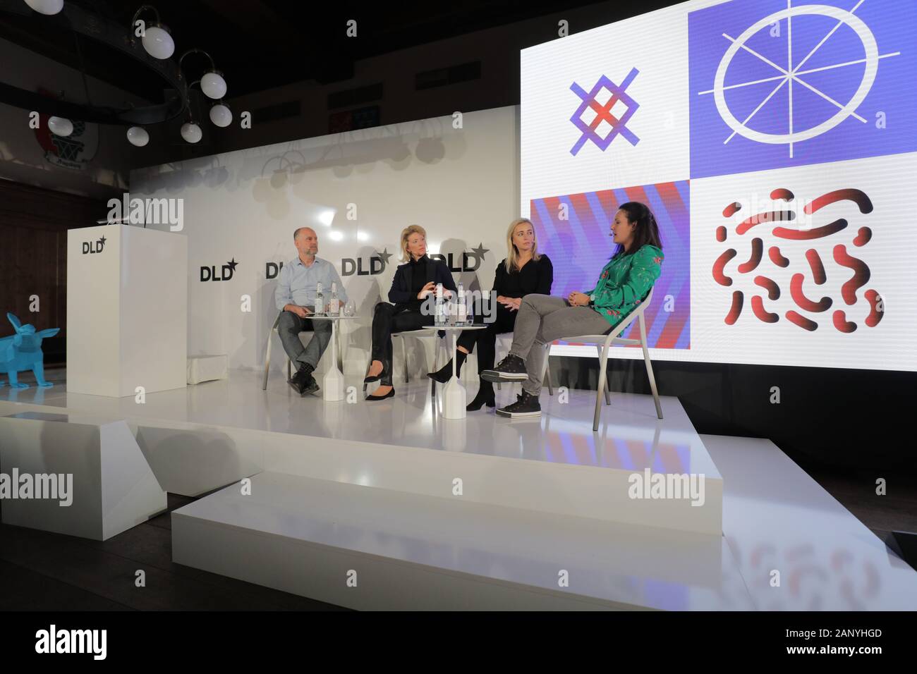 München, Bayern. 19 Jan, 2020. (L - r) Albert Wenger (Managing Partner der Union Square Ventures), Jeannette zu Fürstenberg (Mitbegründer, General Partner La Famiglia), Irina Atomico Haivas (Partner) und Carolina Brochado (Investor Softbank Vision Fonds), die während einer Verkleidung an der DLD-Konferenz in München 2020, große Innovation in Europa Konferenz, Alte Kongresshalle, München, Januar 18-20, 2020 Bild Allianz für DLD/Hubert Burda Media | Verwendung der weltweiten Kredit besprechen: dpa/Alamy leben Nachrichten Stockfoto