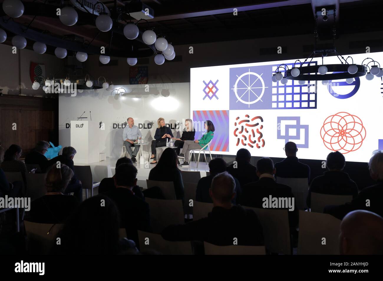 München, Bayern. 19 Jan, 2020. Panel mit (L-R) Albert Wenger (Managing Partner der Union Square Ventures), Jeannette zu Fürstenberg (Mitbegründer, General Partner La Famiglia), Irina Atomico Haivas (Partner) und Carolina Brochado (Investor Softbank Vision Fonds) an der DLD-Konferenz in München 2020, große Innovation in Europa Konferenz, Alte Kongresshalle, München, Januar 18-20, 2020 Bild Allianz für DLD/Hubert Burda Media | Verwendung der weltweiten Kredit: dpa/Alamy leben Nachrichten Stockfoto