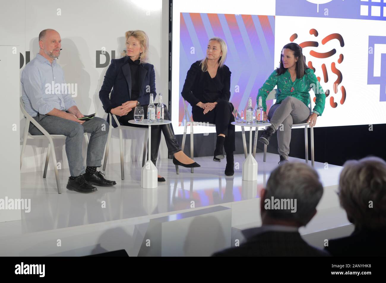 München, Bayern. 19 Jan, 2020. (L - r) Albert Wenger (Managing Partner der Union Square Ventures), Jeannette zu Fürstenberg (Mitbegründer, General Partner La Famiglia), Irina Atomico Haivas (Partner) und Carolina Brochado (Investor Softbank Vision Fonds), die während einer Verkleidung an der DLD-Konferenz in München 2020, große Innovation in Europa Konferenz, Alte Kongresshalle, München, Januar 18-20, 2020 Bild Allianz für DLD/Hubert Burda Media | Verwendung der weltweiten Kredit besprechen: dpa/Alamy leben Nachrichten Stockfoto