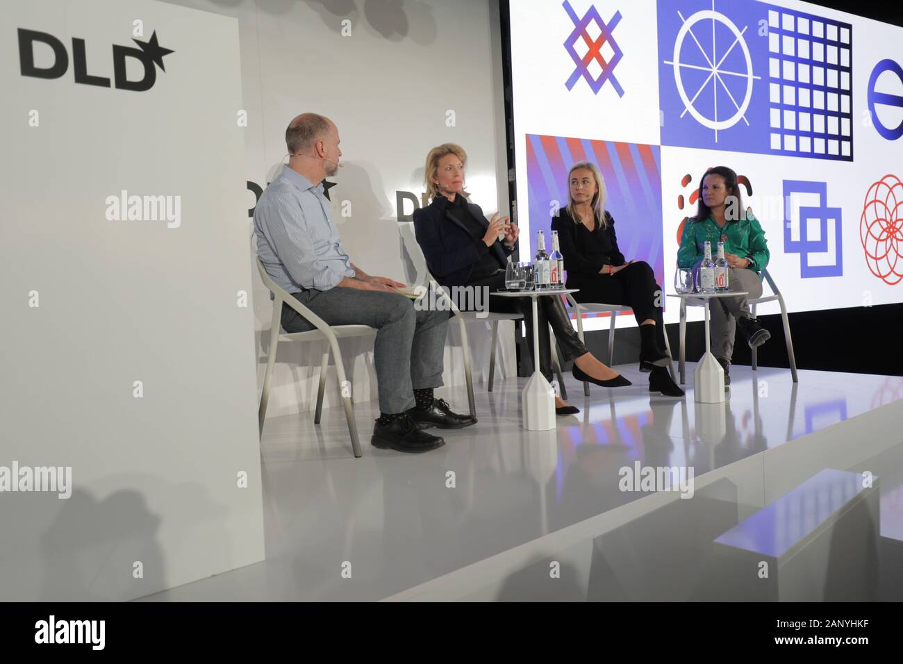 München, Bayern. 19 Jan, 2020. (L - r) Albert Wenger (Managing Partner der Union Square Ventures), Jeannette zu Fürstenberg (Mitbegründer, General Partner La Famiglia), Irina Atomico Haivas (Partner) und Carolina Brochado (Investor Softbank Vision Fonds), die während einer Verkleidung an der DLD-Konferenz in München 2020, große Innovation in Europa Konferenz, Alte Kongresshalle, München, Januar 18-20, 2020 Bild Allianz für DLD/Hubert Burda Media | Verwendung der weltweiten Kredit besprechen: dpa/Alamy leben Nachrichten Stockfoto