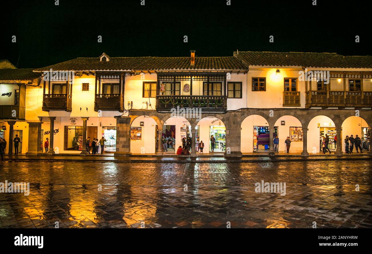 Cusco, Peru - Jan 6, 2019: historischen Gebäuden aus der Kolonialzeit auf der Plaza de Armas Square mit zahlreichen Besuchern, bei Nacht, Cusco, Peru, Südamerika, Stockfoto