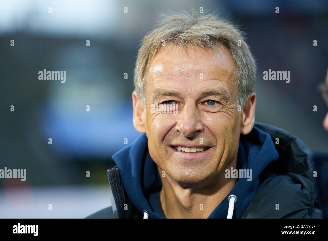 Fußball Berlin-münchen, Berlin, 19 Jan, 2020. Jürgen Klinsmann, Hertha headcoach, Team Manager, halbe Größe, Porträt, Hertha BSC Berlin - FC BAYERN MÜNCHEN 0-4 - DFL-Bestimmungen verbieten die Verwendung von Fotografien als BILDSEQUENZEN und/oder quasi-VIDEO - 1. Deutsche Fussball Liga, Berlin, 19. Januar 2020. Saison 2019/2020, Spieltag 18, © Peter Schatz/Alamy leben Nachrichten Stockfoto