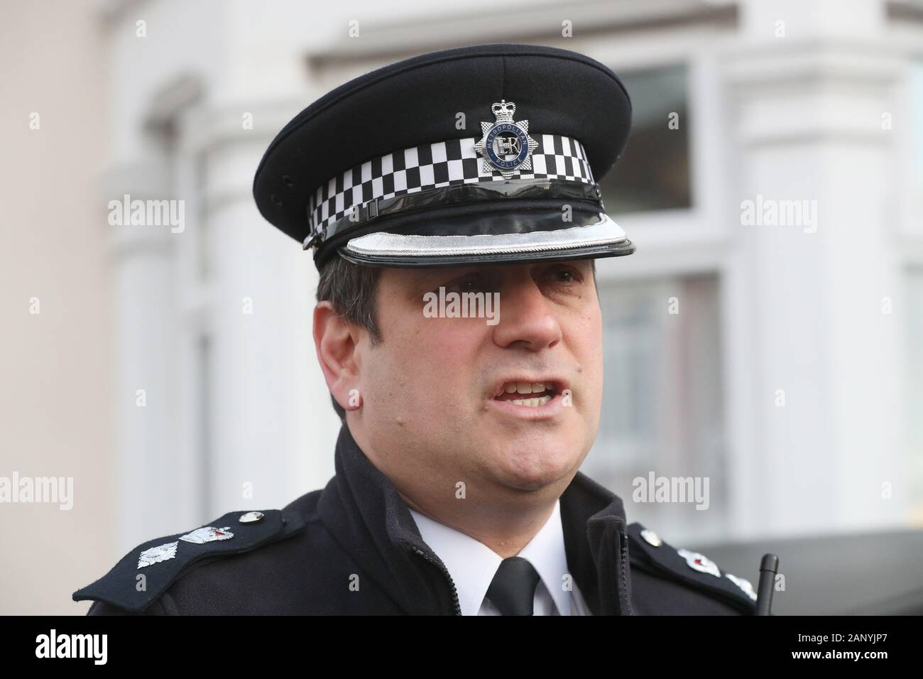 Kriminalhauptkommissar Stephen Clayman spricht zu den Medien in sieben Könige, Ilford, East London, wo drei Personen nach Sonntag Abend erstochen werden starb. Stockfoto