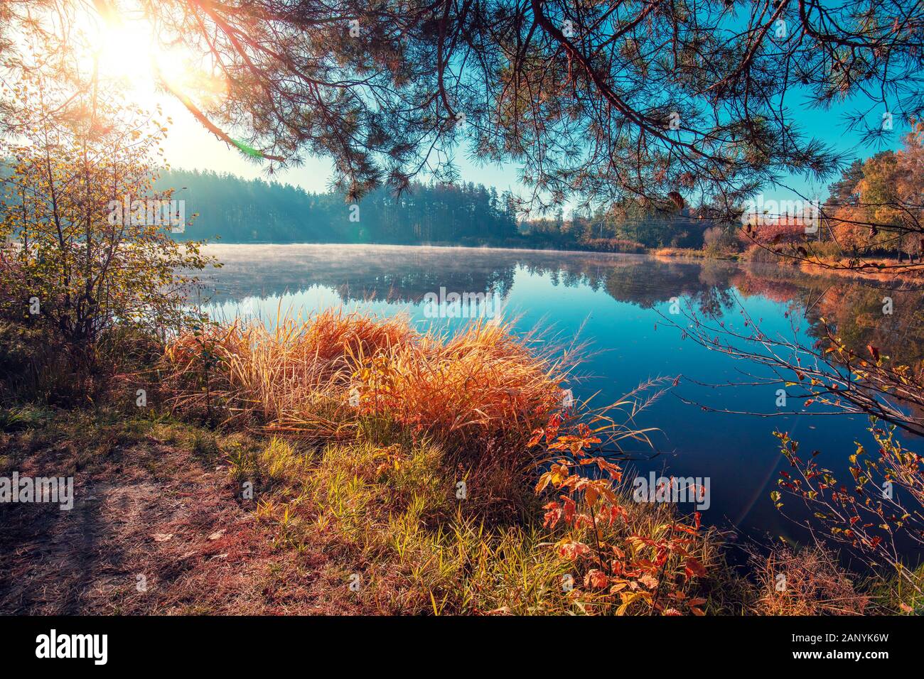 Early Misty Morning. Sonnenaufgang über dem See im Herbst Stockfoto