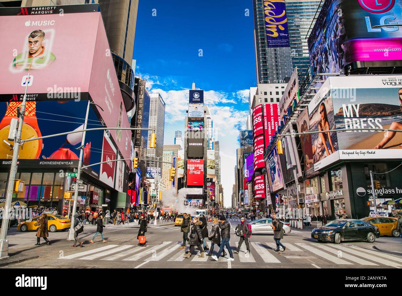 New York City, Usa-Jan 13, 2019: Times Square, Broadway Theatern, mit LED-Zeichen, ein Symbol der Stadt New York, Manhattan. New York City. Stockfoto