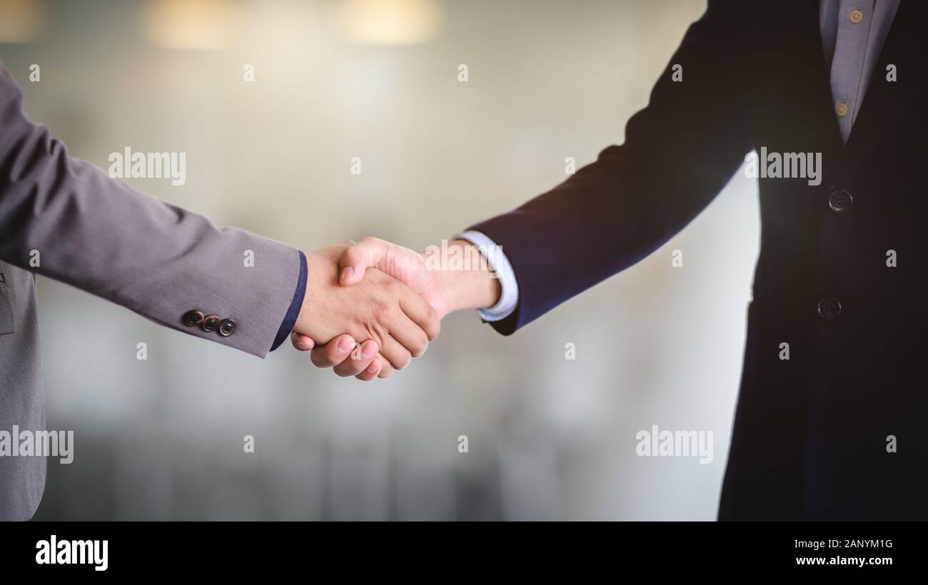 Zwei der Geschäftsmann die Hände schütteln nach Beendigung einer Versammlung als Symbol der Einheit, Erfolg, Umgang, Gruß- und Partner Stockfoto