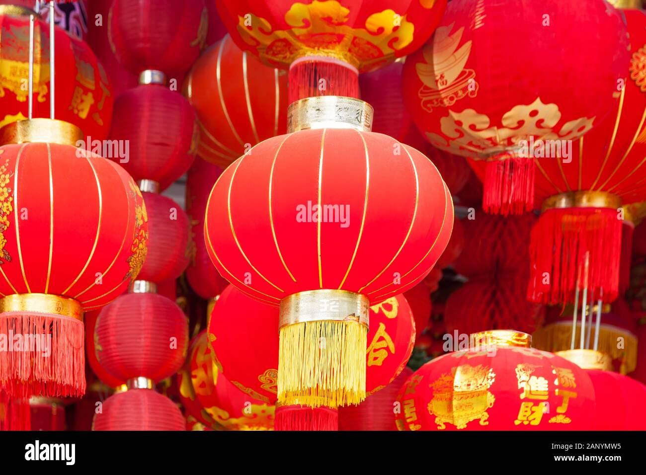 Handgefertigte Fabric rote Laternen hängen für das chinesische Neujahr in Chinatown. Den Text 'er' auf Laternen, Glück und Harmonie in der chinesischen Konnotation, und Th Stockfoto